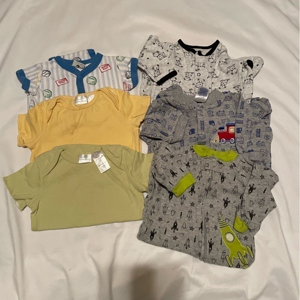 🐶🐶Carters size 3 months bundle of six onesies and footies🐶🐶